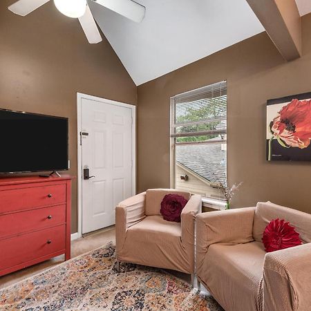 Appartamento Boho-Inspired Haven With Free Park Houston Esterno foto