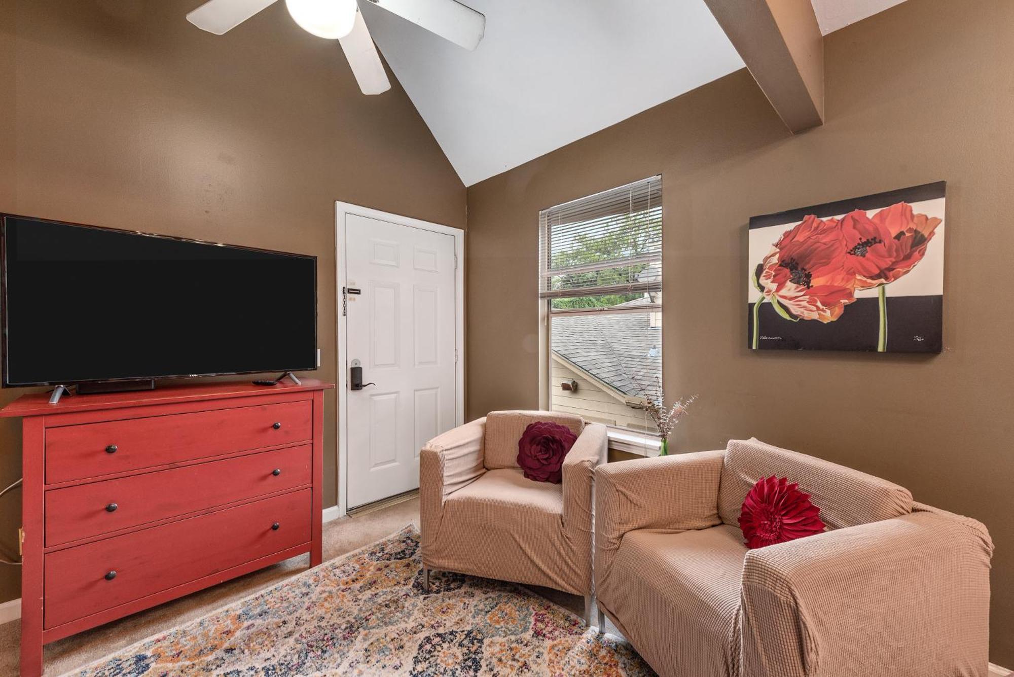 Appartamento Boho-Inspired Haven With Free Park Houston Esterno foto