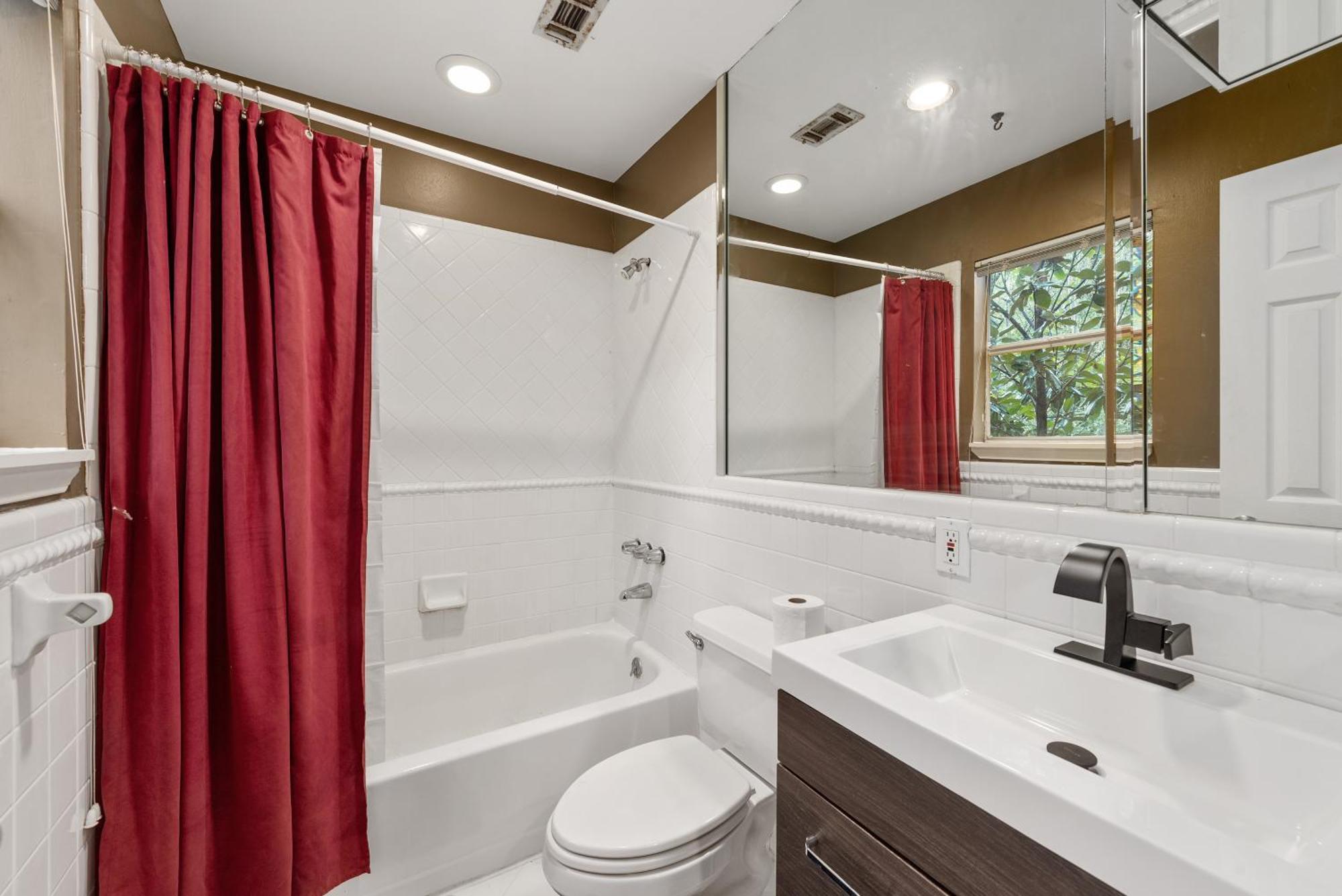 Appartamento Boho-Inspired Haven With Free Park Houston Esterno foto